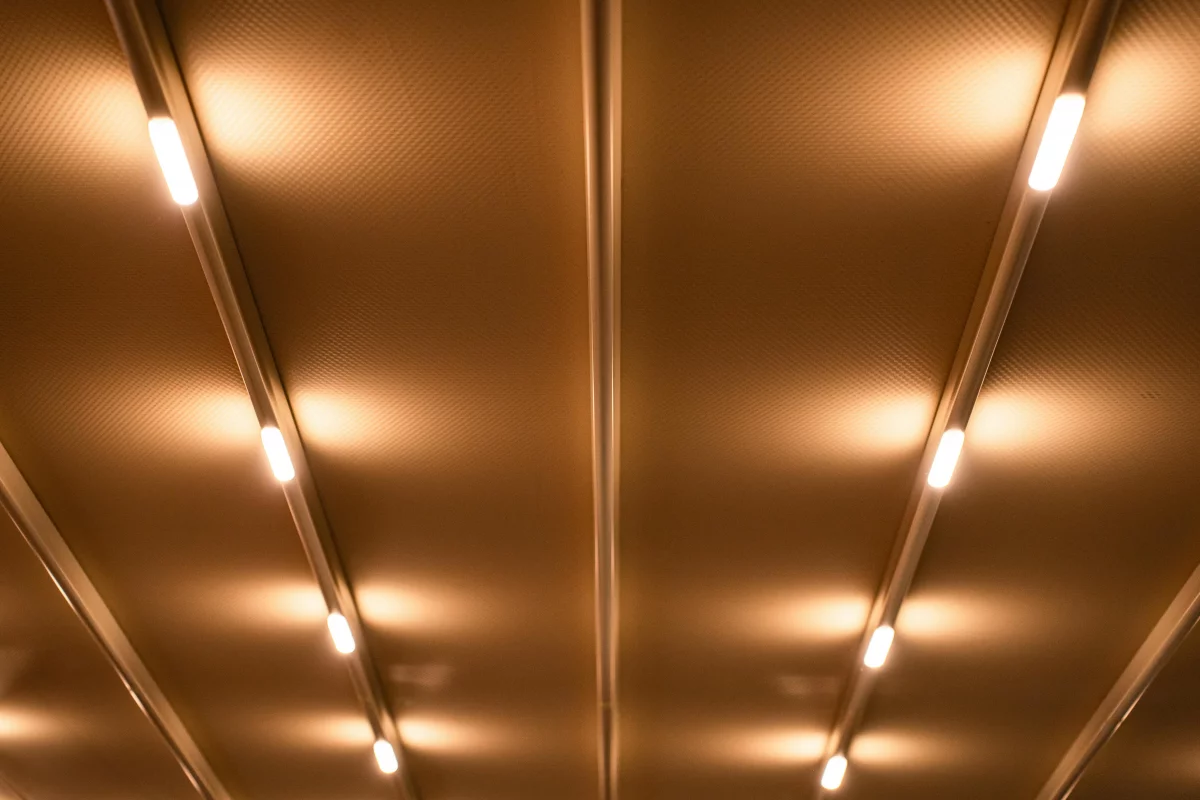 Tavan İşıqlandırma Sistemləri: LED, Spot, Gizli İşıq – Hansı Daha Uyğundur?